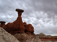 Toadstool Hoodoo unter Gewitterhimmel